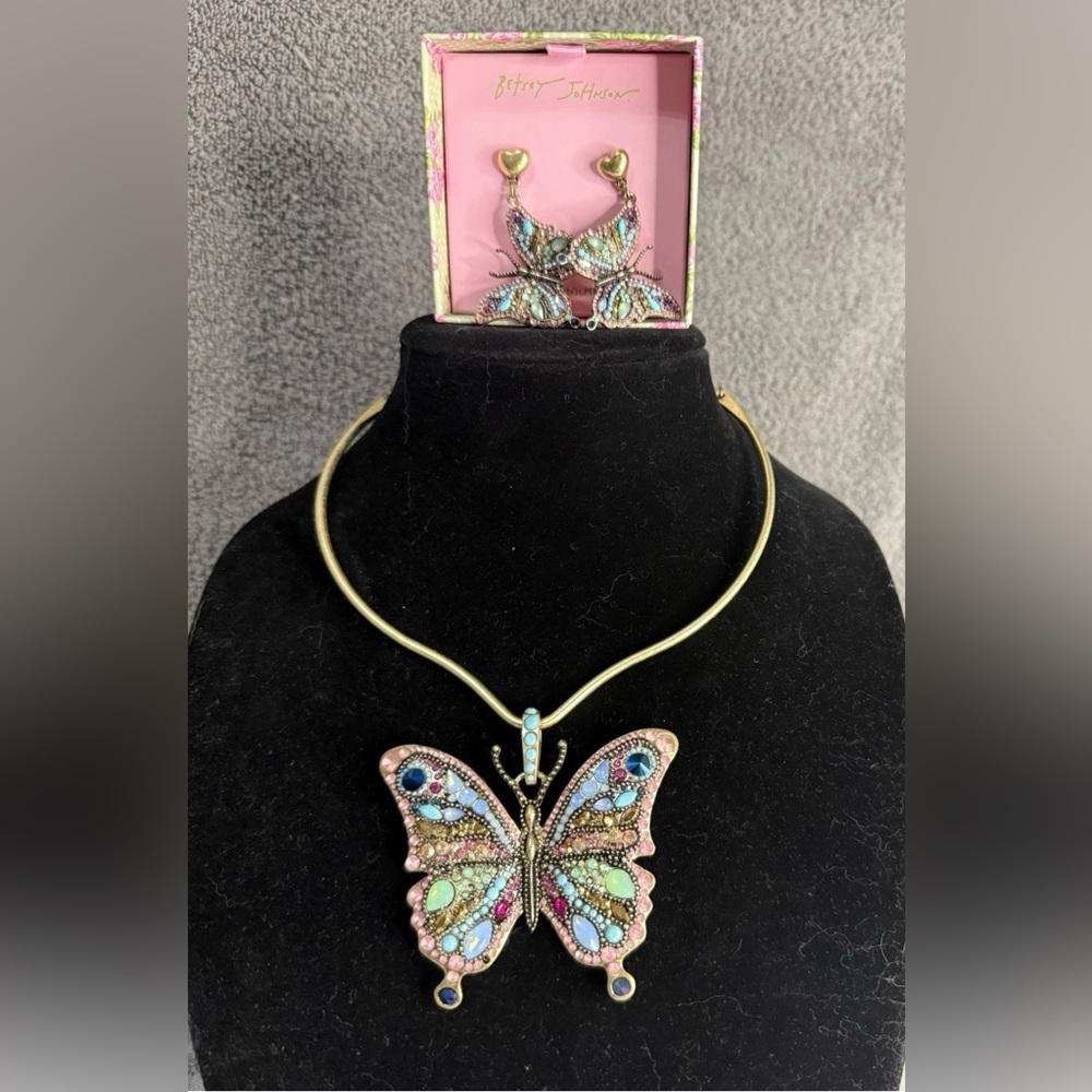🦋Betsey Johnson Gold-Tone Butterfly Necklace andEarrings Set